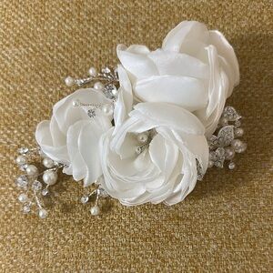 Chic White Floral Hair Clip